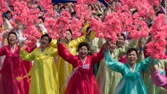 伝統衣装や花を手にパレードする女性たち