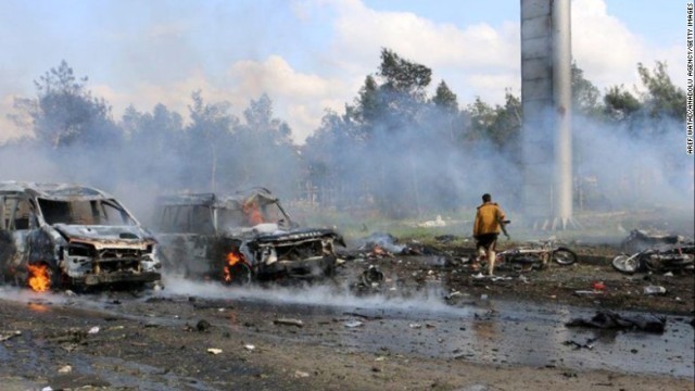 車列を狙った爆弾攻撃で、子ども６８人を含む１２６人が死亡した