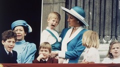 ヘンリー王子を抱いたダイアナ妃＝１９８８年６月１１日、バッキンガム宮殿