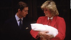 生まれたばかりのヘンリー王子を抱いて病院から出てくるダイアナ妃とチャールズ皇太子＝１９８４年９月１６日