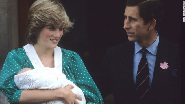 長男のウィリアム王子を抱いて病院から出てきたダイアナ妃とチャールズ皇太子＝１９８２年７月２２日