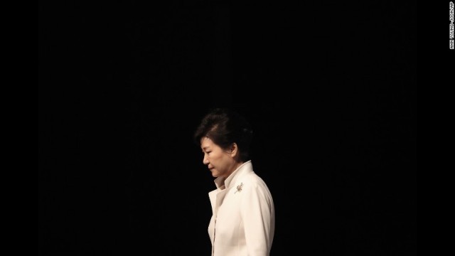 韓国の前大統領、朴槿恵（パククネ）容疑者が職権乱用などの罪で正式に起訴された