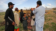 ワクチンプログラムのおかげでポリオは根絶に向かっているが、アフガニスタンやパキスタンでは依然としてかかってしまう子どもたちがいる