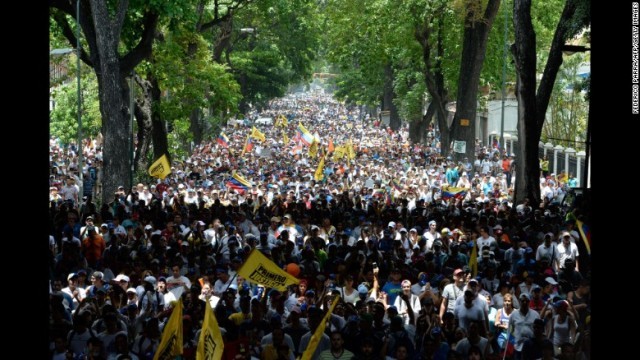 マドゥロ大統領に抗議するため集まった人々