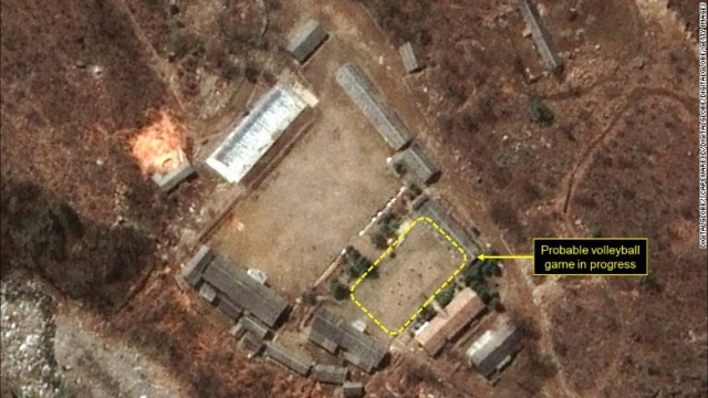 核実験場の衛星画像。黄色の破線の中でバレーボールの試合が行われているという