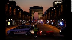 パリの観光名所、シャンゼリゼ通りで男が警官隊に発砲。警官１人が死亡し２人が負傷した。男は銃撃戦の後、射殺された