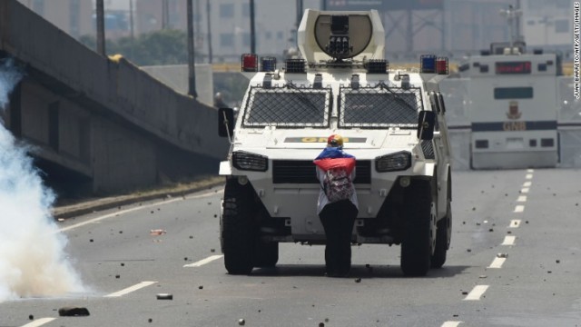 抗議デモの最中、１人道路に立ちふさがり装甲車を停止させた女性