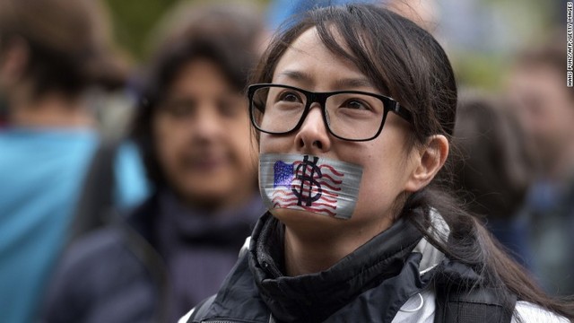 行進に参加した女性＝オーストリア・ウィーン