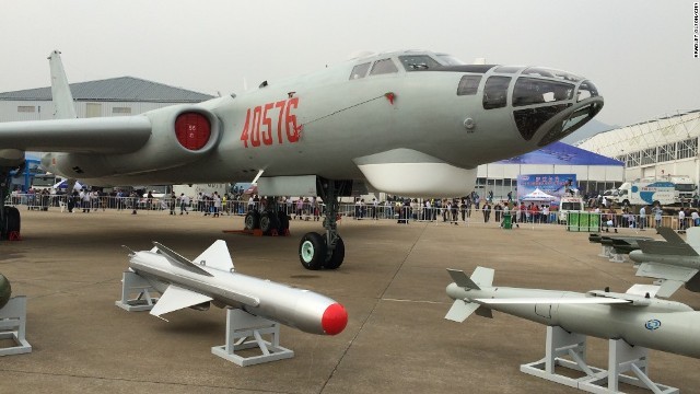 航空ショーで公開された爆撃機。中国国防省は爆撃機などを「高水準の警戒態勢」に置いたとする見方を否定した