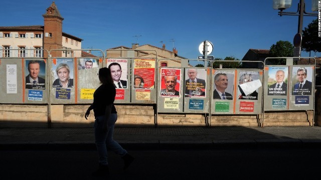 マクロン前経済相と国民戦線（ＦＮ）のルペン氏が決選投票へ進む見通しとなった