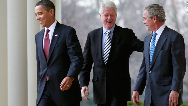 歴代大統領の左からオバマ氏、クリントン氏、ブッシュ氏