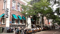 ロッテルダムのナイトライフの中心地、ヴィト・デ・ヴィスストラートにはギャラリーやカフェ、レストランが数多く立ち並ぶ