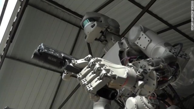 銃を手に射撃を行うロシアの自律型ロボット「ＦＥＤＯＲ」