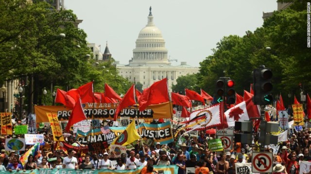 米政権に気候変動問題への取り組みなどを求める抗議デモが米首都などで行われた