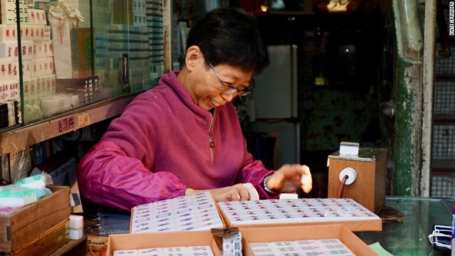 香港でも数少ない麻雀牌彫師の１人、何秀湄さん