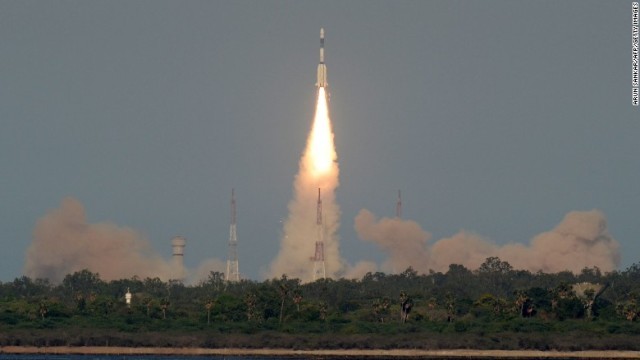 インドが南アジア共有の衛星を打ち上げ
