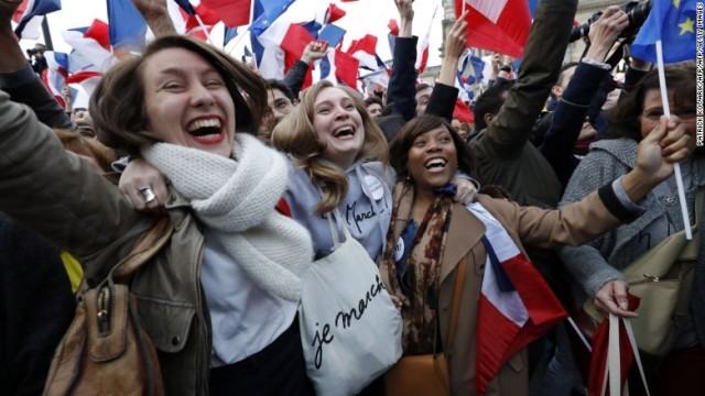 マクロン氏の大統領選勝利を喜ぶ女性支持者たち