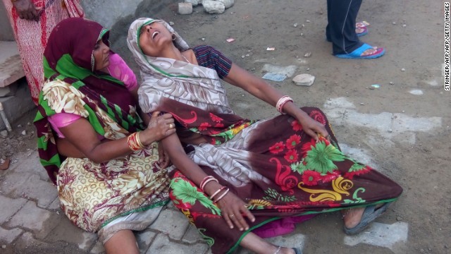 インド北西部で結婚式場の壁が崩れ、出席者２４人が死亡した