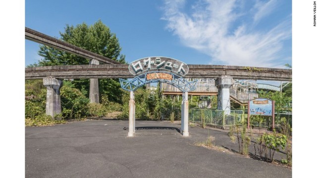 2. 作品のほとんどは、人のいなくなった空間や建物を主題にしたもの。世界中でそうした素材を見つけ出してくる