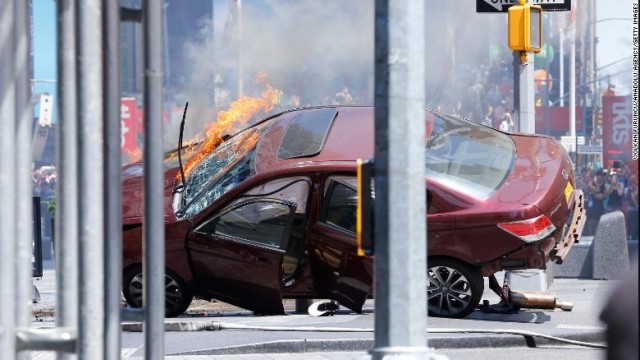 運転していた容疑者は薬物検査で陽性反応が出ており、精神的問題を抱えていた