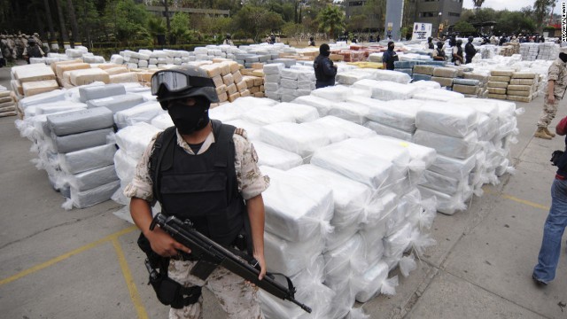 押収した薬物を警備するメキシコ連邦警察の職員