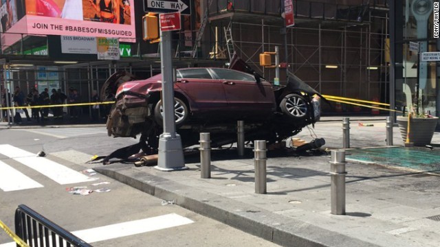 ニューヨークの中心部で歩道に乗り上げ停止した乗用車