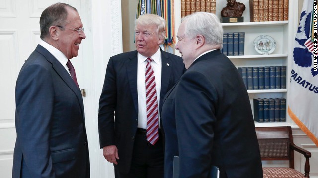 トランプ米大統領（中央）とロシアのラブロフ外相（左）、キスリャク駐米大使＝１０日