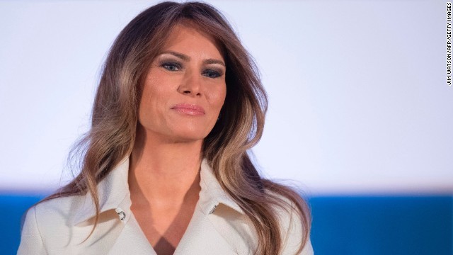 メラニア夫人のファッションを訪問先のサウジの新聞が絶賛した