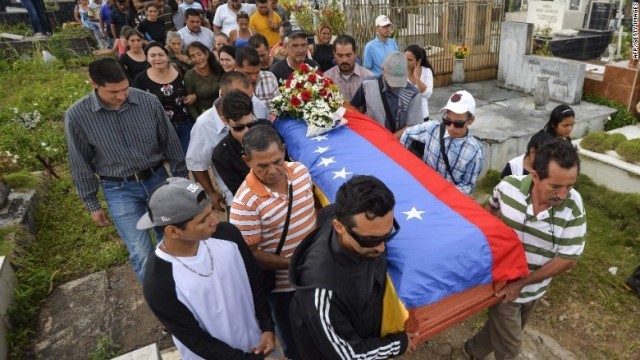 反政府デモに巻き込まれて死亡した少年の葬儀を営む遺族