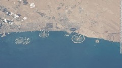 ドバイの３つの人工島群。左から「ザ・ワールド」「パーム・ジュメイラ」「パーム・ジェベル・アリ」