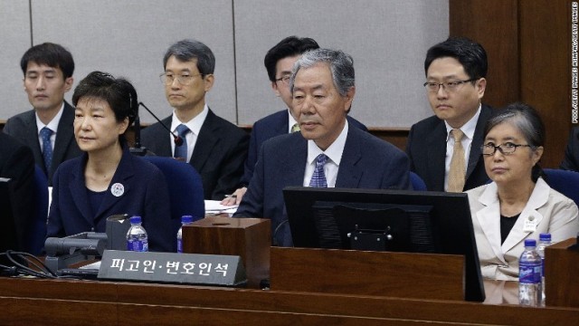 朴槿恵（パククネ）前大統領（左）の初公判が開かれた