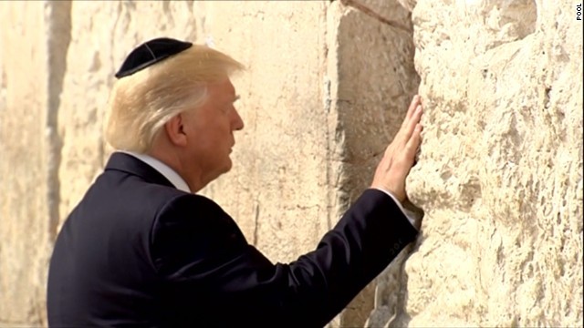 「嘆きの壁」に手を当てて目を閉じるトランプ米大統領