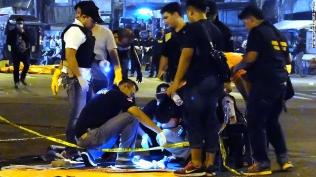 ジャカルタのバス停で２人が自爆。警察官３人が死亡した