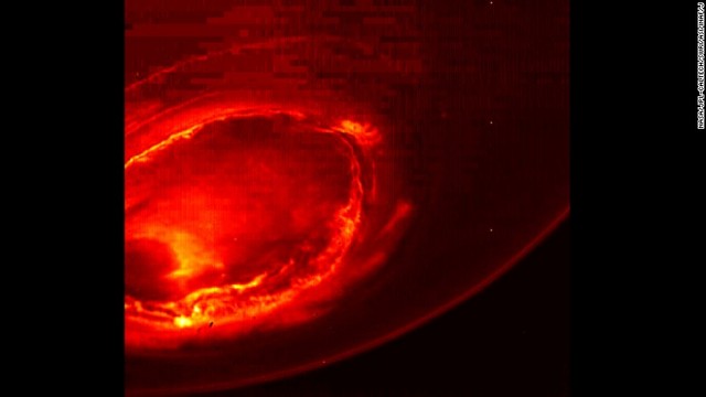 木星の南極側で発生したオーロラの赤外線画像