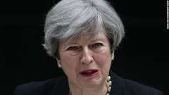 「無慈悲なテロ攻撃」を非難するメイ首相＝２３日