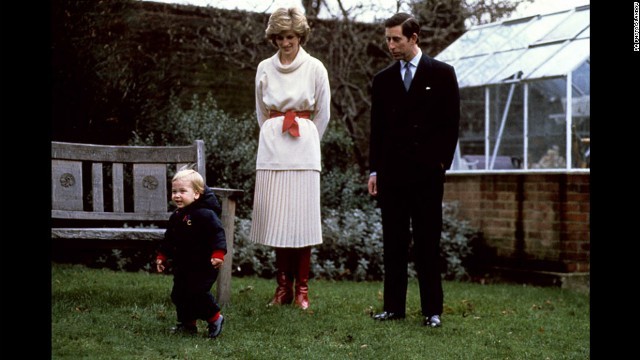 幼いウィリアム王子を見守るダイアナ妃とチャールズ皇太子＝１９８３年１２月
