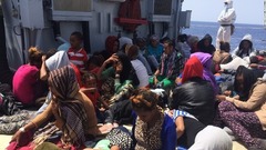 難民船が爆発・炎上、３４人全員を救出　地中海
