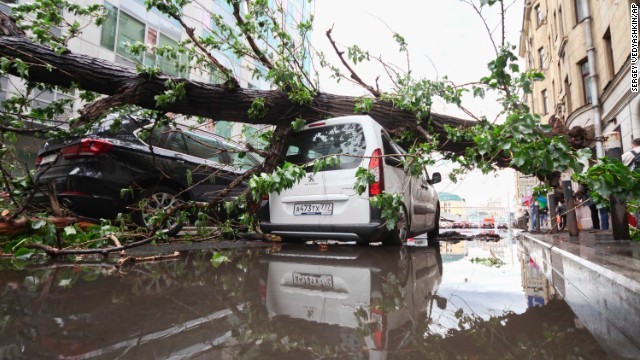 モスクワが暴風雨に襲われ多数の死傷者が出ている