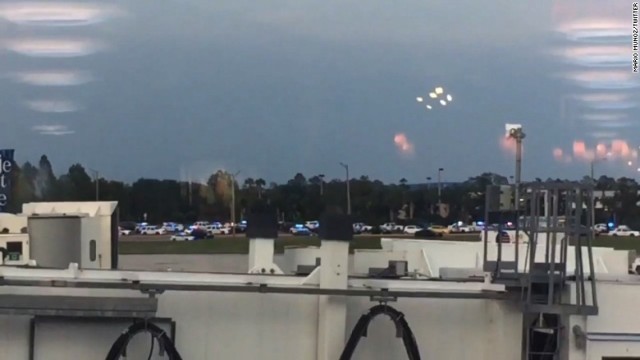 空港の周辺にパトカーが集まっている様子がツイッター上に投稿された