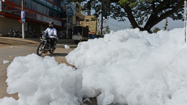 インド・バンガロールの街が有害な泡に襲われた