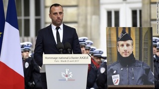 警察官の故ザビエル・ジュジェレさんを追悼する演説を行うエティエン・カルディレさん