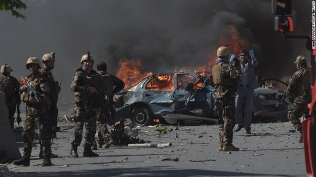 テロの現場で警戒に当たるアフガニスタンの治安部隊