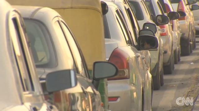 大気汚染対策として販売する車をすべて電気自動車とする野心的な計画を進める