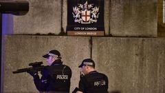 事件後、ロンドン橋の周囲でパトロールする警官