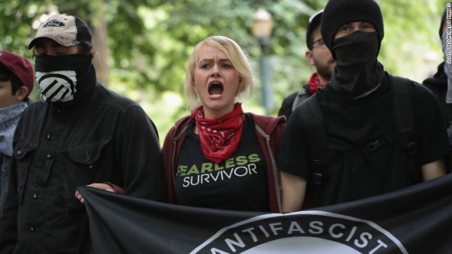 反ファシストを掲げてトランプ氏支持者と向かい合うデモの参加者