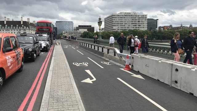 ロンドン橋にはコンクリートのバリケードが設置された