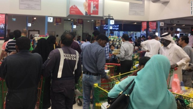カタールのスーパーには人々が列を作った