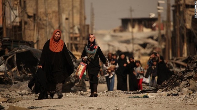 モスル西部の激戦地から逃れてきたイラクの人々。女性たちはイラク軍兵士の横を通り抜ける際、「３年間もどこにいたの！」といら立ちの声をあげた