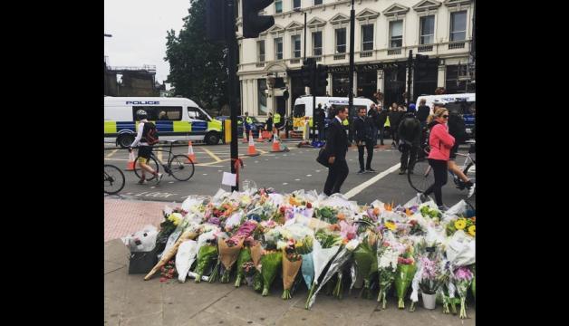 襲撃の犠牲者を悼んで現場にはたくさんの花束が供えられている