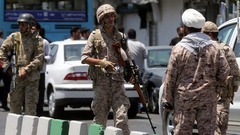 国会の周辺で警備に当たるイランの革命防衛隊